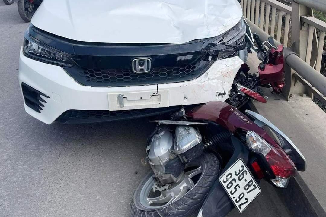 Hiểu đúng bản chất vụ va chạm giữa xe máy và ô tô dừng đỗ