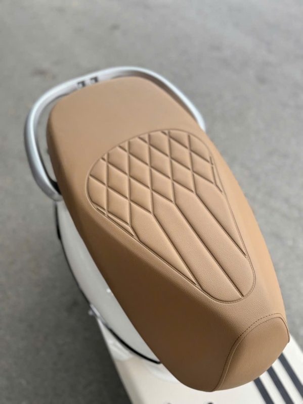 Yên xe dài, bọc da mềm,