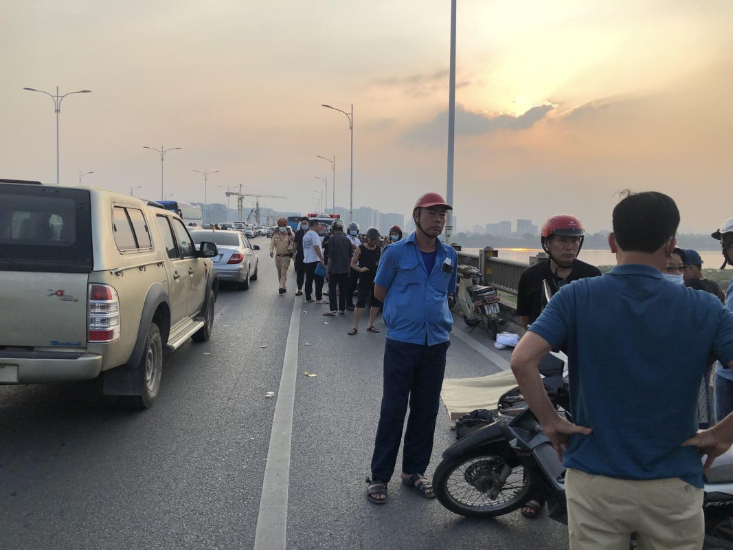 Công an Hà Nội bỏ tin đồn: Tài xế không nhảy cầu Công an Hà Nội bỏ tin đồn: Tài xế không nhảy cầu